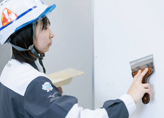 空間の表情を決める、クロス貼りの仕上げ工程